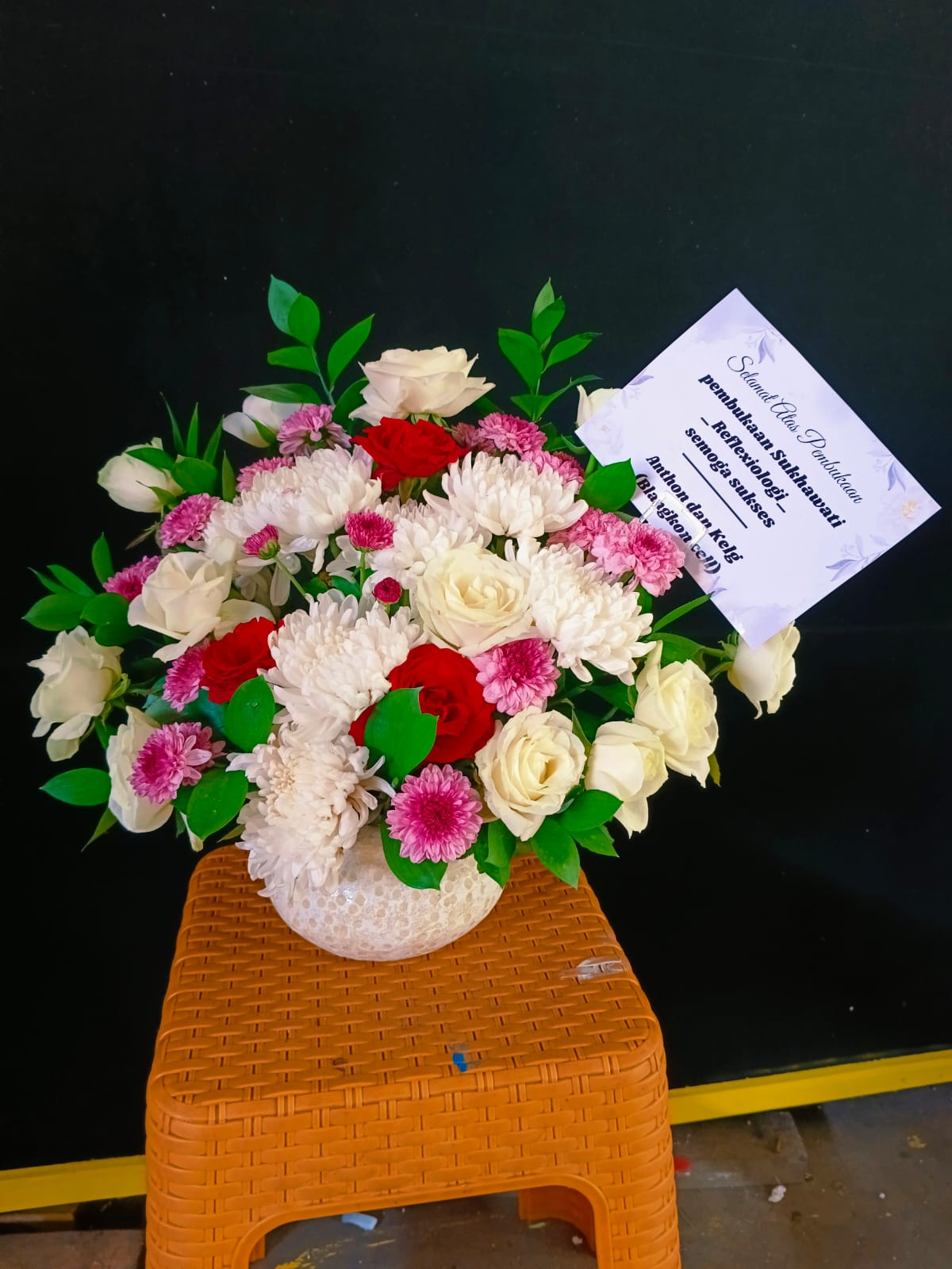 Vas Bunga Merah Putih